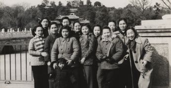 1956年国际劳动妇女节，经济研究所部分女同志合影。（图片来源：汪熙曾藏）