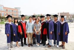 2013年7月12日，中国社会科学院研究生院经济系硕、博士毕业生何伟（前排右四）等与陆桦（前排正中）、徐鹏（后排正中）合影。（图片来源：经济研究所科研处藏）