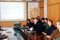 2012年3月20日，政协委员刘树成、裴长洪和全所研究人员分享学习政府工作报告的体会，图为裴长洪发言。图片来源：王砚峰摄