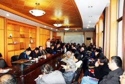 2013年11月19日，张卓元向经济所全体员工作学习十八届三中全会精神报告。图片来源：王砚峰摄