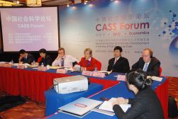 2010年10月22-23日，由经济研究所承办的“中国社会科学论坛：后金融危机时代的社会保障与人力资源发展”国际研讨会在京举行，图为朱玲发言。（图片来源：经济研究所藏）