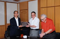 2008年5月27日，俄罗斯科学院经济研究所副所长索罗金、研究员尼基夫洛夫向刘树成所长颁发康德拉季耶夫金奖。（图片来源：经济研究所藏）