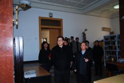 2008年1月29日，王伟光院长考察经济所，吴太昌陪同参观图书馆阅览室