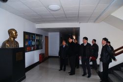 2008年1月29日，王伟光院长视察经济研究所。图为吴太昌介绍孙冶方事迹。（图片来源：经济研究所藏）