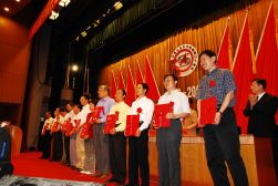 2007年5月25日，杨春学（右三）、刘霞辉获中国社会科学院优秀科研成果二等奖。图为颁奖现场。（图片来源：经济研究所图书馆藏）