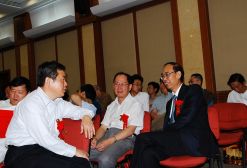 2007年5月25日，在中国社科院院庆30周年暨成果颁奖大会上，刘树成与李扬等交谈