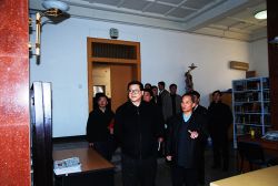 2008年1月29日，王伟光院长视察经济研究所。图为吴太昌陪同参观阅览室。（图片来源：经济研究所藏）