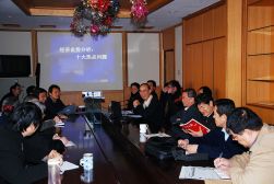 2007年12月11日，刘树成在经济所作经济形势分析报告。图片来源：王砚峰摄