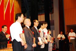2007年5月25日，由刘树成（左三）主编的《现代经济辞典》获中国社会科学院优秀科研成果一等奖。图为颁奖现场。（图片来源：经济研究所图书馆藏）