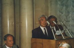 2001年9月18日，俄罗斯科学院授予刘国光荣誉博士