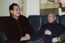 2005年4月14日，陈奎元院长看望骆耕漠（王爱群摄、韩孟藏）