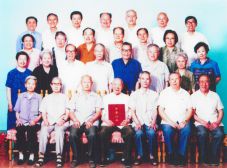 2000年，经济所离休支部在中国照相馆合影