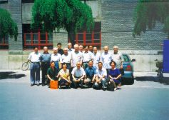 1999年6月，孙冶方经济科学奖第八届评奖委员会会议在北京大学光华管理学院召开，理事长马洪（二排中）与出席会议的评奖委员及工作人员合影。