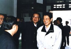 1998年3月25日，李铁映院长和王洛林副院长视察经济研究所。（图片来源：经济研究所藏）