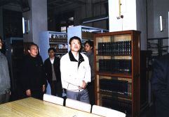 1998年3月25日，李铁映院长视察经济研究所图书馆阅览室。（图片来源：经济研究所藏）