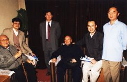 1998年，经济研究所同志祝贺骆耕漠先生90寿辰。左起：巫宝三、张卓元、陈佳贵、骆耕漠、于祖尧、吴太昌。（图片来源：韩孟遗藏）