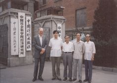 20世纪90年代的月坛北小街2号院门前，合影者：左起：大卫·沃尔（英国经济学家）、袁钢明、董辅礽、赵人伟、林泉水。图片来源：赵人伟藏照片