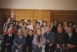 1996年4月22日，董谦等老同志座谈《食堂报告》后留影