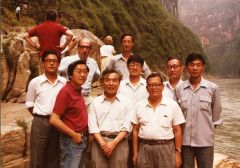 1985年9月，在“巴山轮会议”中途，部分代表合影。前排左起：林重庚、刘国光、戴园晨；后排左起：郭树清、布鲁斯、赵人伟、张卓元、周叔莲、何家成