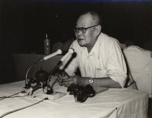20世纪80年代 ，严中平参加学术会议并发言。（图片来源：经济研究所藏）